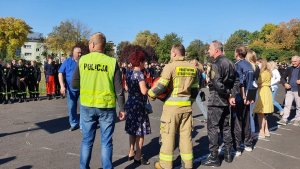 Ćwiczenia policji i służb ratunkowych w szkole średniej.