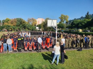 Ćwiczenia policji i służb ratunkowych w szkole średniej.