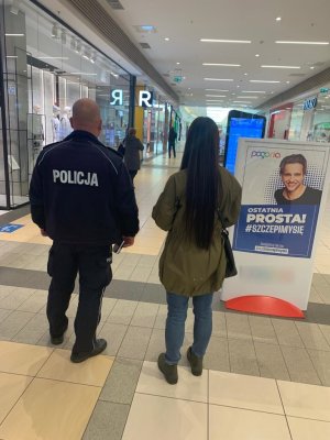 Policjant wraz z pracownikiem sanepidu