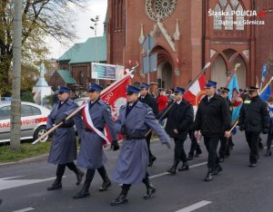 Poczty sztandarowe funkcjonariuszy Policji, Straży Pożarnej i Straży Miejskiej.