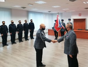 Umundurowani Policjanci w trakcie uroczystego ślubowania nowo przyjętych funkcjonariuszy Policji.