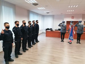 Umundurowani Policjanci w trakcie uroczystego ślubowania nowo przyjętych funkcjonariuszy Policji.