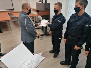 Umundurowani Policjanci w trakcie uroczystego ślubowania nowo przyjętych funkcjonariuszy Policji.