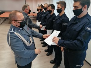 Umundurowani Policjanci w trakcie uroczystego ślubowania nowo przyjętych funkcjonariuszy Policji.