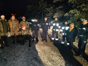 Policja wraz ze Stowarzyszeniem Przyjazny Antoniów, OSP Ujejsce, Kołem Łowieckim „Dąbrowa” w trakcie poszukiwań Świętego Mikołaja w Antoniowskim lesie.