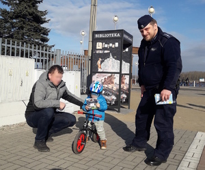 Dzielnicowy podczas promowania działań ,,Bezpieczne Ferie&amp;quot;