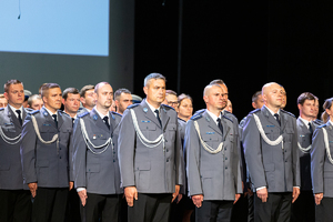 Umundurowani Policjanci w trakcie uroczystości dąbrowskiego Święta Policji.