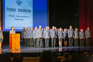 Umundurowani Policjanci w trakcie uroczystości dąbrowskiego Święta Policji.