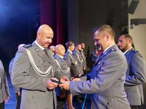 Umundurowani policjanci odznaczeni medalami przez zarząd NSZZP.