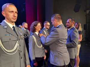 Umundurowani policjanci odznaczeni medalami przez zarząd NSZZP.