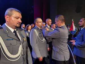 Umundurowani policjanci odznaczeni medalami przez zarząd NSZZP.