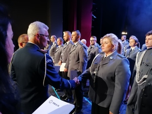 Umundurowani policjanci mianowani na wyższe stopnie służbowe.