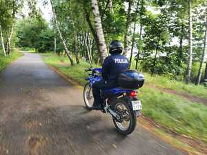 Motocykle crossowe i umundurowani policjanci pełniący na nich służbę.