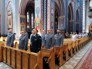 Umundurowani policjanci uczestniczy w Mszy Świętej.