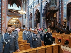 Umundurowani policjanci uczestniczy w Mszy Świętej.