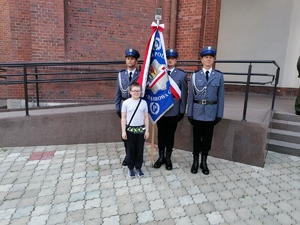 Umundurowani policjanci uczestniczy w Mszy Świętej.