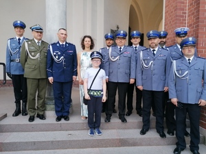 Umundurowani policjanci uczestniczy w Mszy Świętej.