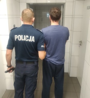 Zatrzymany mężczyzna prowadzony przez Policjanta