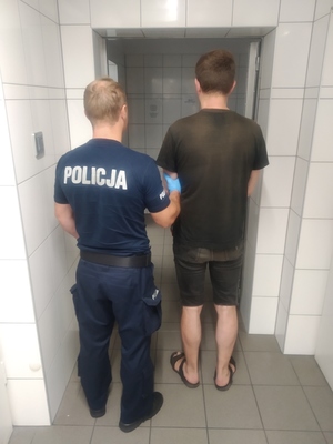 Policjant oraz zatrzymany mężczyzna