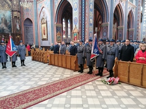 Parlamentarzyści, przedstawiciele władz samorządowych, komendanci miejscy i powiatowi Policji oraz kadra kierownicza z garnizonu śląskiego, przedstawiciele służb mundurowych oraz dąbrowskich przedsiębiorstw i organizacji, młodzież szkolna oraz mieszkańcy Zagłębia Dąbrowskiego podczas uroczystości w Bazylice NMP w Dąbrowie Górniczej.