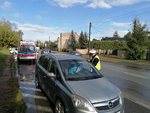 Umundurowani policjanci wraz z klasą mundurowa i ratownikami medycznymi podczas działań na trenie Dąbrowy Górniczej.