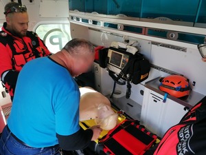 Umundurowani policjanci wraz z klasą mundurowa i ratownikami medycznymi podczas działań na trenie Dąbrowy Górniczej.