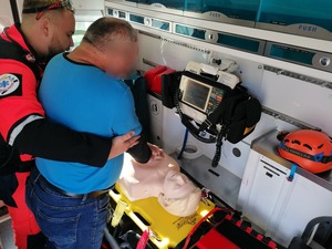 Umundurowani policjanci wraz z klasą mundurowa i ratownikami medycznymi podczas działań na trenie Dąbrowy Górniczej.
