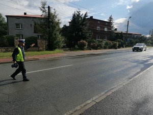 Umundurowani policjanci wraz z klasą mundurowa i ratownikami medycznymi podczas działań na trenie Dąbrowy Górniczej.