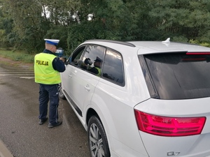 Umundurowani policjanci wraz z klasą mundurowa i ratownikami medycznymi podczas działań na trenie Dąbrowy Górniczej.