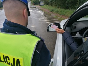 Umundurowani policjanci wraz z klasą mundurowa i ratownikami medycznymi podczas działań na trenie Dąbrowy Górniczej.