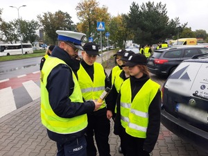Umundurowani policjanci wraz z klasą mundurowa i ratownikami medycznymi podczas działań na trenie Dąbrowy Górniczej.
