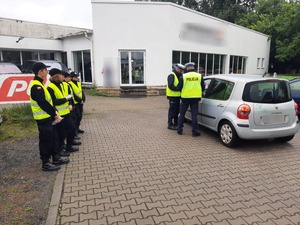 Umundurowani policjanci wraz z klasą mundurowa i ratownikami medycznymi podczas działań na trenie Dąbrowy Górniczej.