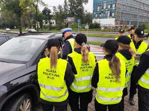 Umundurowani policjanci wraz z klasą mundurowa i ratownikami medycznymi podczas działań na trenie Dąbrowy Górniczej.