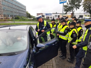 Umundurowani policjanci wraz z klasą mundurowa i ratownikami medycznymi podczas działań na trenie Dąbrowy Górniczej.
