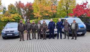 Umundurowani policjanci oraz funkcjonariusze Straży Leśnej podczas działań na terenach zielonych miasta Dąbrowa Górnicza.