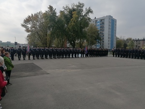 Uroczyste obchody ślubowania klas mundurowych - na zdjęciu umundurowani funkcjonariusze oraz dzieci i zaproszeni goście.