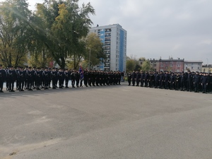 Uroczyste obchody ślubowania klas mundurowych - na zdjęciu umundurowani funkcjonariusze oraz dzieci i zaproszeni goście.