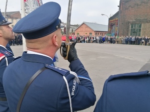 Uroczyste obchody ślubowania klas mundurowych - na zdjęciu umundurowani funkcjonariusze oraz dzieci i zaproszeni goście.