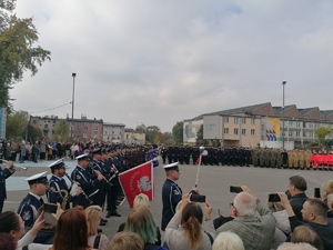 Uroczyste obchody ślubowania klas mundurowych - na zdjęciu umundurowani funkcjonariusze oraz dzieci i zaproszeni goście.