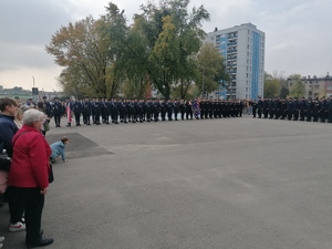 Uroczyste obchody ślubowania klas mundurowych - na zdjęciu umundurowani funkcjonariusze oraz dzieci i zaproszeni goście.