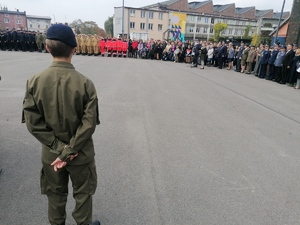 Uroczyste obchody ślubowania klas mundurowych - na zdjęciu umundurowani funkcjonariusze oraz dzieci i zaproszeni goście.