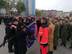 Uroczyste obchody ślubowania klas mundurowych - na zdjęciu umundurowani funkcjonariusze oraz dzieci i zaproszeni goście.