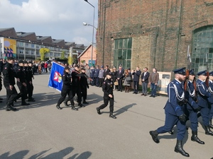 Uroczyste obchody ślubowania klas mundurowych - na zdjęciu umundurowani funkcjonariusze oraz dzieci i zaproszeni goście.