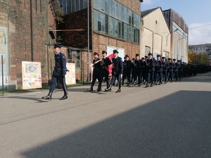 Uroczyste obchody ślubowania klas mundurowych - na zdjęciu umundurowani funkcjonariusze oraz dzieci i zaproszeni goście.