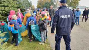 Umundurowani policjanci wraz z uczestnikami akcji sprzątania zbiornika wodnego Pogoria 4