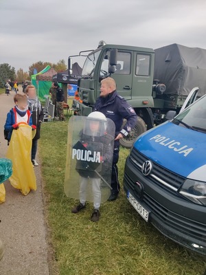 Umundurowani policjanci wraz z uczestnikami akcji sprzątania zbiornika wodnego Pogoria 4