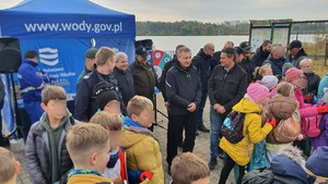 Umundurowani policjanci wraz z uczestnikami akcji sprzątania zbiornika wodnego Pogoria 4