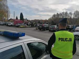 Umundurowani policjanci podczas Dnia Wszystkich Świętych w okolicach cmentarzy.