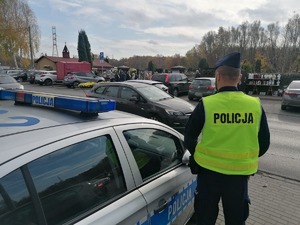 Umundurowani policjanci podczas Dnia Wszystkich Świętych w okolicach cmentarzy.