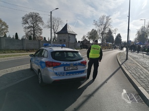 Umundurowani policjanci podczas Dnia Wszystkich Świętych w okolicach cmentarzy.